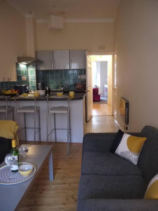 Fabulous Location, One Bedroom West End Flat, Just Off Byres Rd, Close To Sec & Hydro Glasgow Kültér fotó